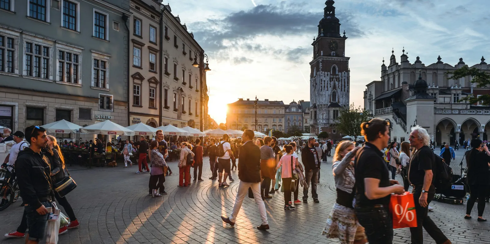 Mensen wandelen op een plein in Krakow, Polen.