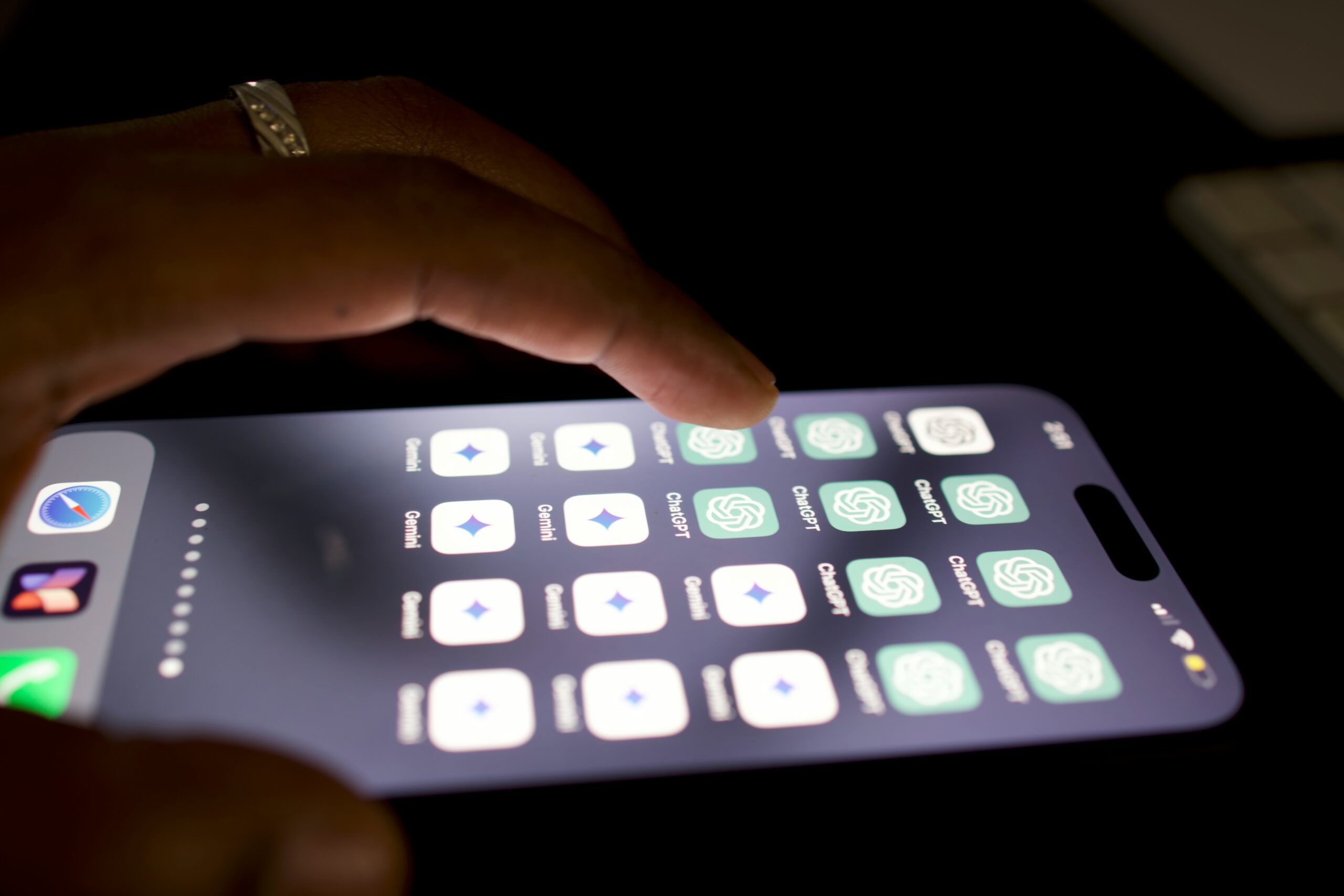 iphone met alleen icoontjes van gemini en chatgpt. Alle apps zijn vervangen door AI bots en AI agents